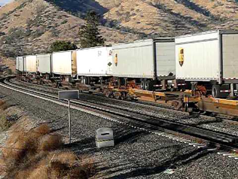 BNSF uphill train at Tehachapi Loop on Dec'07