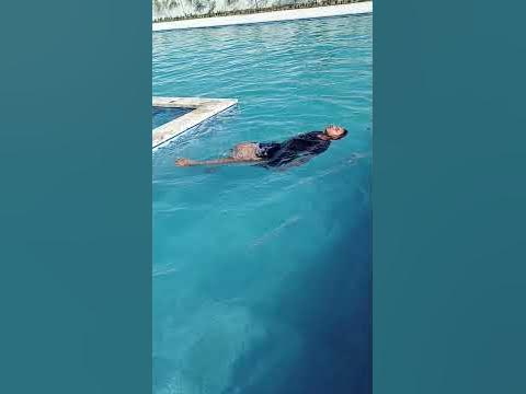 Edwin bañándose en la pisina - YouTube