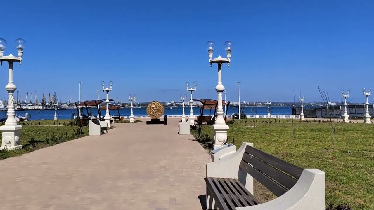 Убитый город. Керчь, набережная