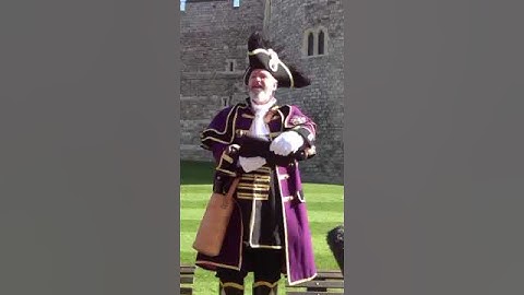 Town cryer Chris Brown announces visut