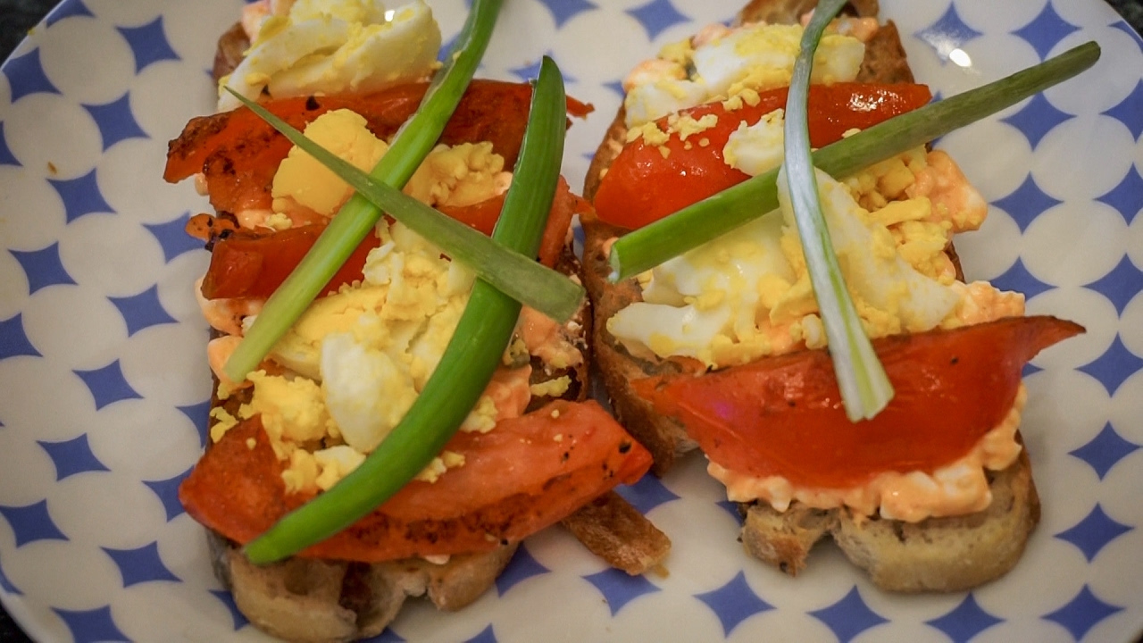 Sriracha Tartine With Cottage Cheese And Egg Youtube