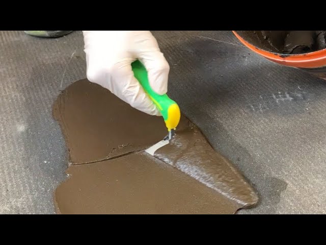 Roofer-Auftragnehmer Kleben Wasserdichte Membrane Auf Der Holzdecke Mit  Schwarzem Bitumenspray Auf Teer Und Asphalt Stockbild - Bild von  vorbereitung, fliesen: 157647589