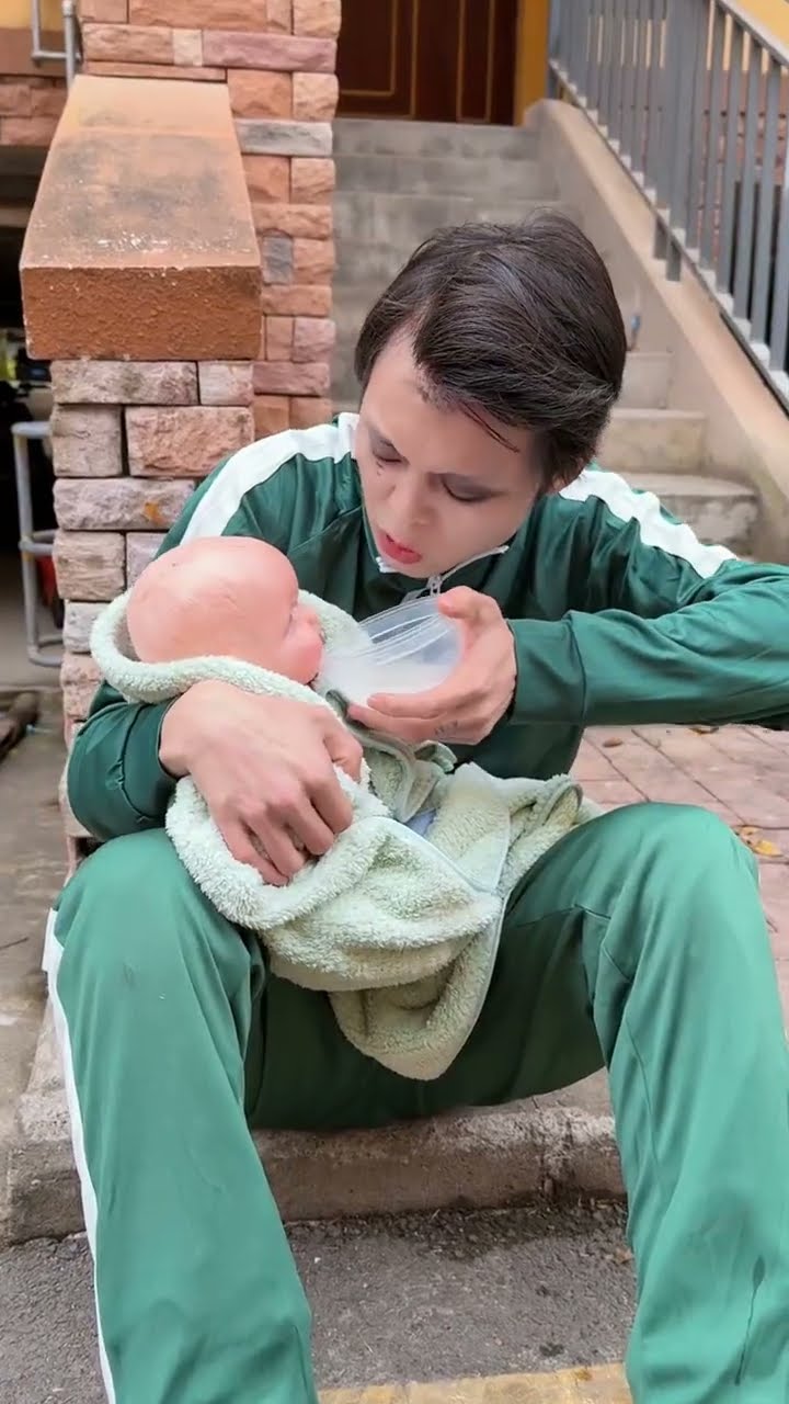 The kind clown and angel helped the baby #clown #angel