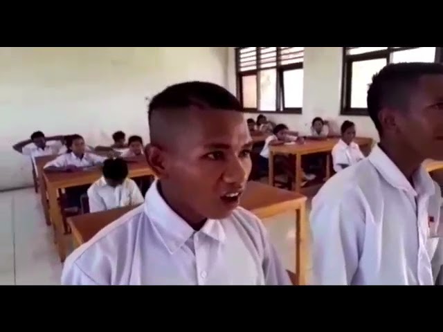 Viral//PanyFerdinand//Gara-Gara Korona Anak Sekolah Jadi Kocak Di Sekolah Bekin Ngakak 😂😂😂😂😂 class=