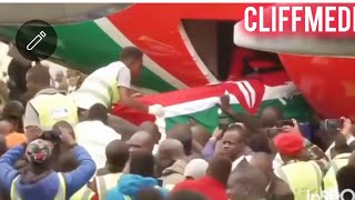 Crowd Forcefully Gains Access Into JKIA After Arrival Of Raila Odinga's Body