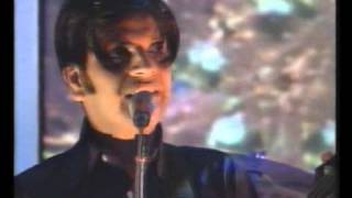 Video thumbnail of "Cornershop with Brimful of Asha on TOTP in 1998"