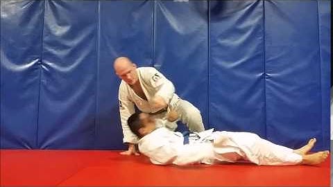 Brandon Bergeron Teaches an Ezekial choke to loop choke combo from the mount