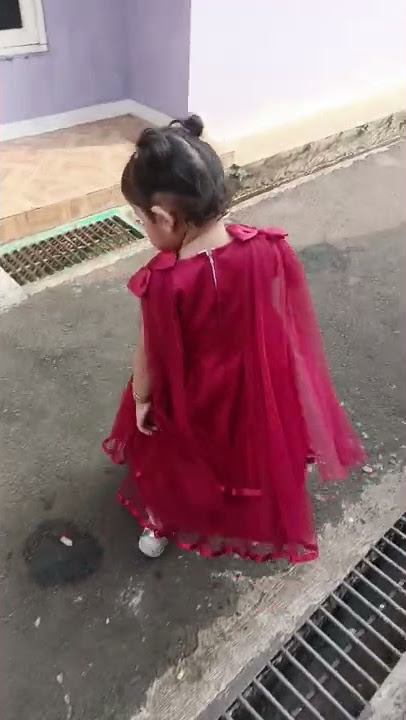 anak kecil dress merah maroon buka pager