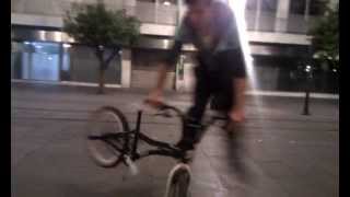 Salto sobre la bici de carlitos en PLN :)