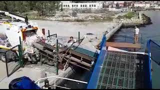 Deniz Yüzeyi Temizlik Teknesi Çöp Boşaltma - Sea Surface Cleaning Boat Unloading