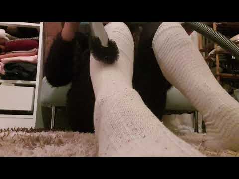 ASMR WHITE NOISE VACUUM MY FEET IN WARM KNITTED SOCKS WITH SEVERAL DIFFERENT HOSE TOOLS (NO TALKING)