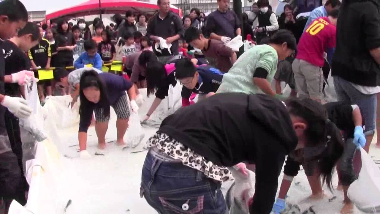 魚のつかみ取り　小学高学年の部　宿毛まるごと産業祭＆B級グルメフェスタ