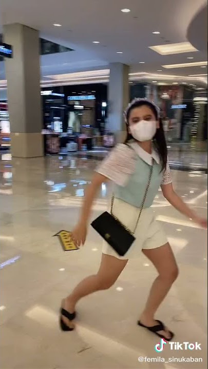 Femila Sinukaban Nekad dan Berani Main Tiktok Depan Umum di Mall