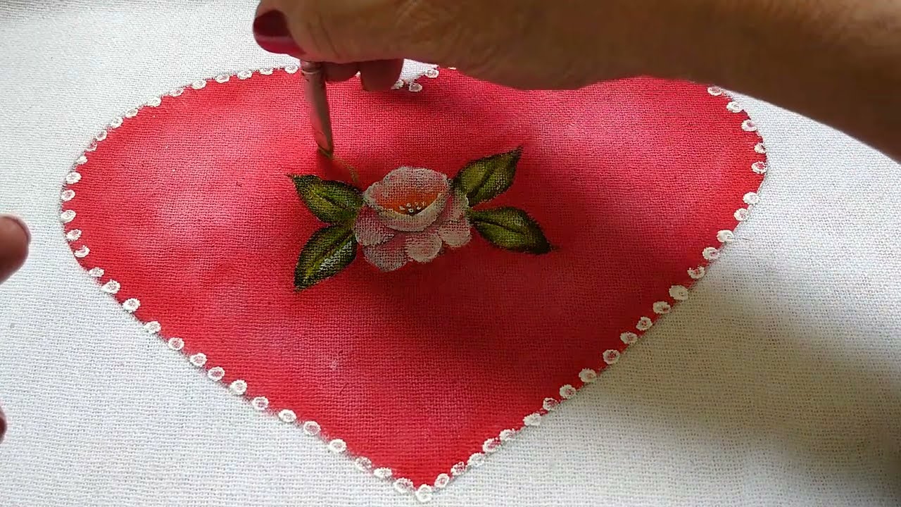 # Como pintar um coração com rosa no tecido