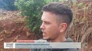 Carregadeira esmaga carro em Coronel...