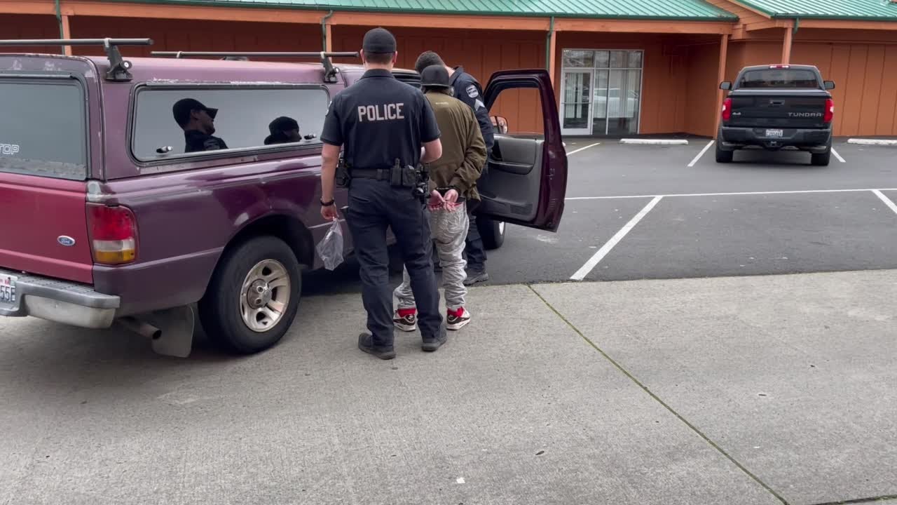 Longview Police make drug arrest in parking lot. - YouTube