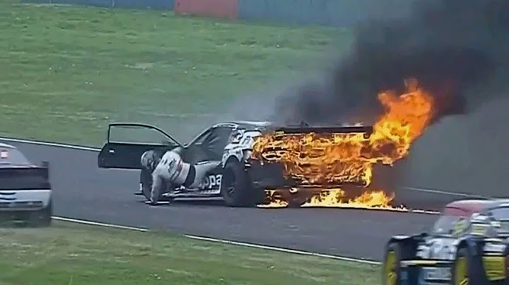 SE SALVÓ DE MILAGRO: El auto de Gastón Mazzacane se incendió en plena carrera de TC