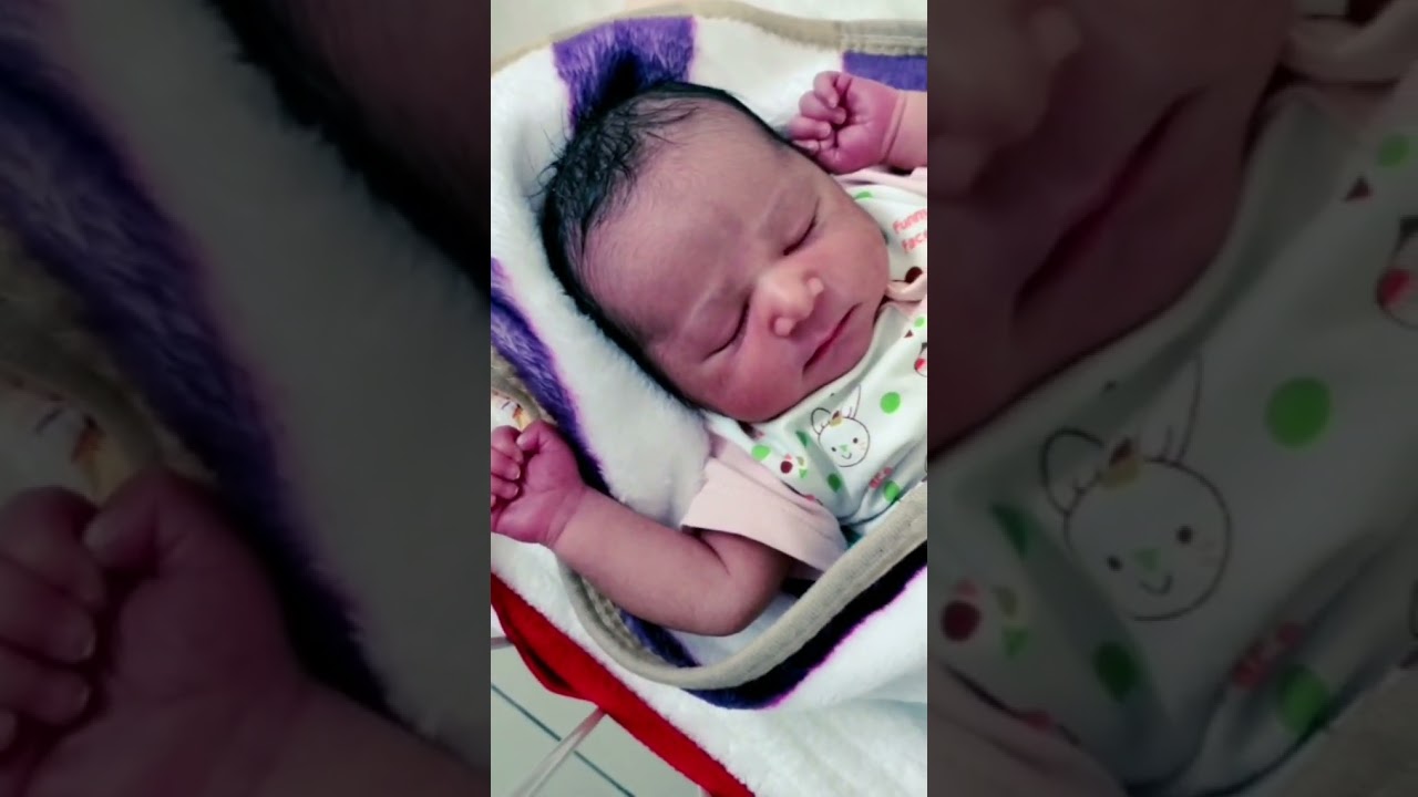 New born baby sleeping 😴 