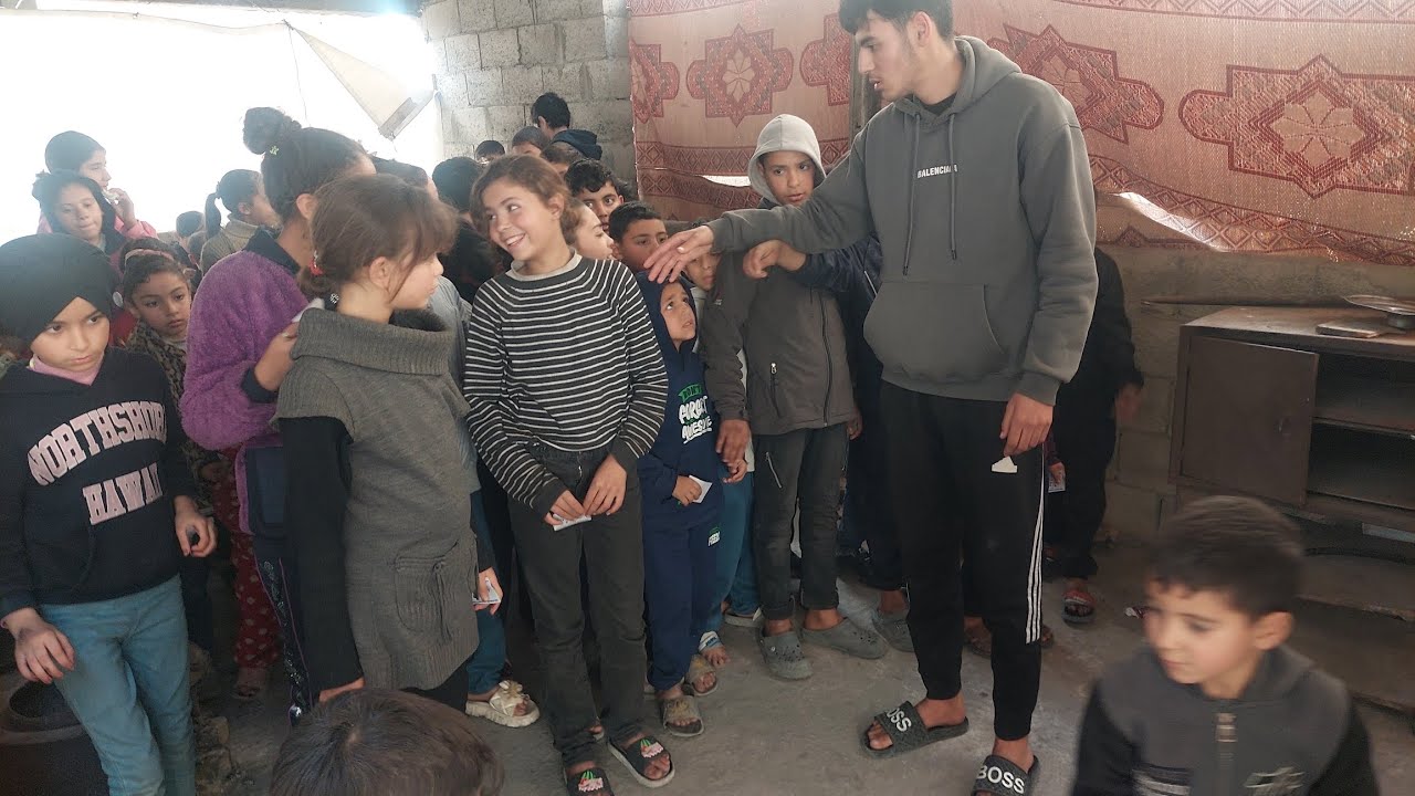 توزيع فراشيح الشاورما على الاطفال المتعففة #gaza 🌯