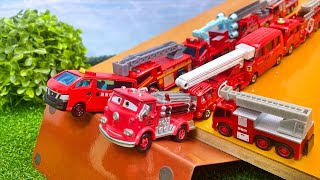 サイレンの音と共に消防車のミニカー達が一斉に坂道を緊急出動!Fire engine minicars are urgently dispatched on the slope all at once!