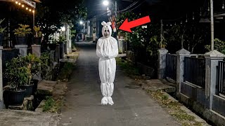 POCONG MELAYANG KELILING KAMPUNG ! 8 VIDEO PENAMPAKAN DAN GANGGUAN HANTU  PALING SERAM