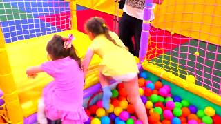 ملعب داخلي للأطفال أنشطة ممتعة مع Katy و Nastya