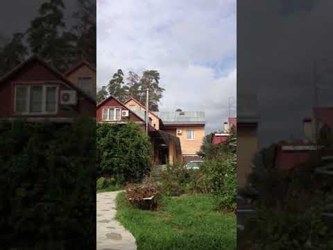 Вертолет  над  поселком  очень низко  летит в Балашихе