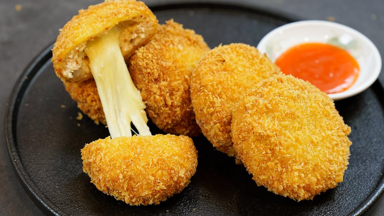 Nugget keju renyah berwarna keemasan dengan keju lumer yang menggoda