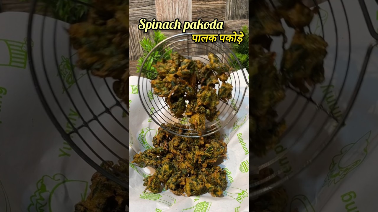 garma garam crispy palak pakode😍🔥 #craveandcook #recipe #palakpakode #ytshorts #shorts #explore