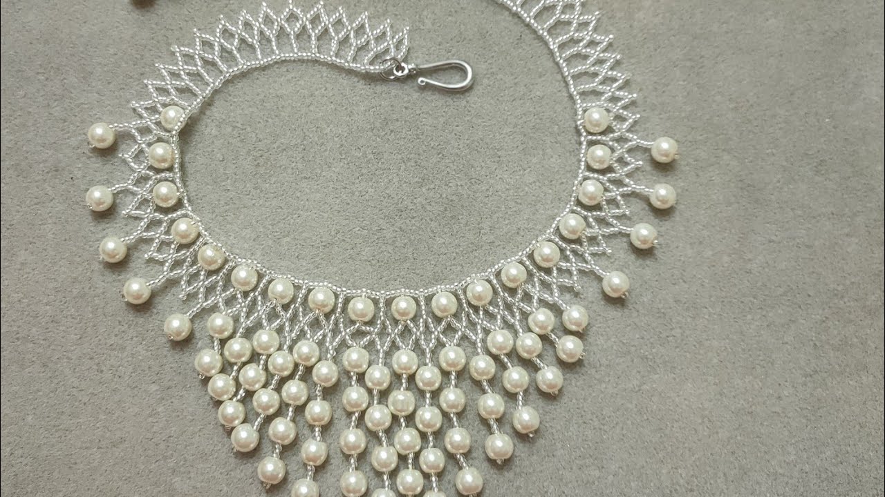 Колье из жемчужин и бисера.