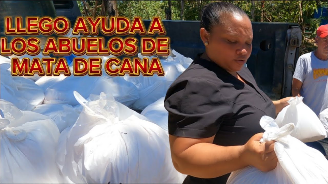 feliz con la llegada de ayuda para los abuelos de MATA DE CANA 