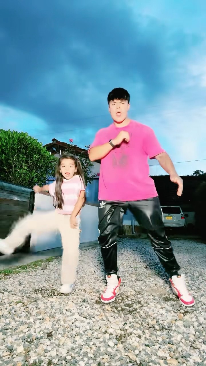 Mi hija Salomé sacando los pasos de bailes que nunca había hecho?