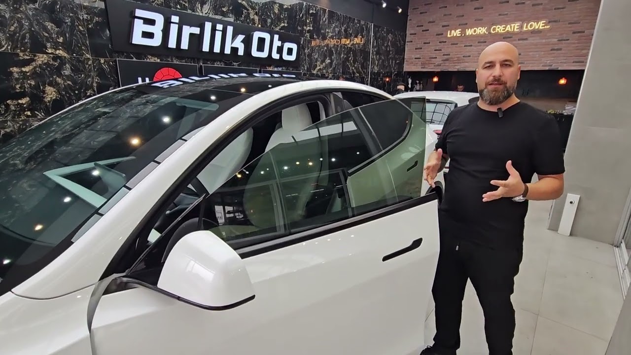 Tesla Model Y LLumar Cam Filmi Elektrikli Otomatik Tavan Perdesi