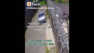 Deus cuida ,  Gente olha o livramento O carro estava puxado o freio de mão mas não segurou muito bem