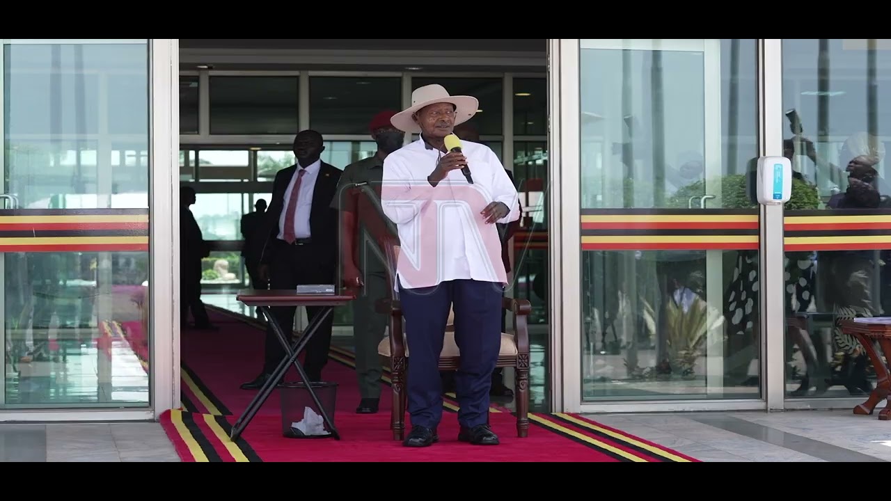 Museveni leads mourners to receive Omukama Oyo's body