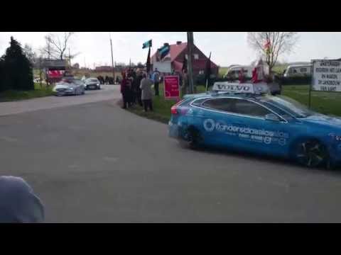 Om zot te worden! Rodania weerklinkt continu uit de wagen met rode vlag