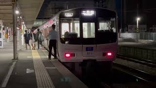 鹿児島本線普通列車(二日市行き、811系8両)・香椎駅に到着