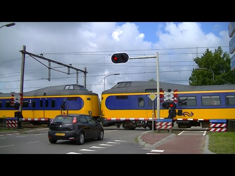 Spoorwegovergang Tynaarlo // Dutch railroad crossing