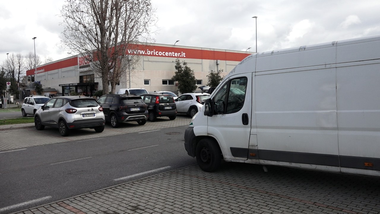 Furto e aggressione nel parcheggio del Brico Center