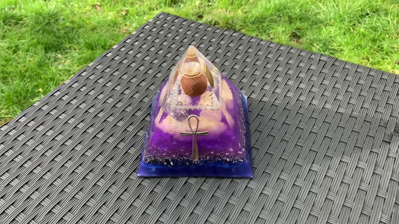 Orgonite piramide Sharana Voerendaal