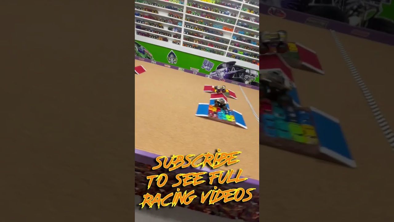 MONSTER JAM Toy Monster Truck Race VIEWER REQUEST 106 OLD MAXIMUM DESTRUCTION NEW MAX D