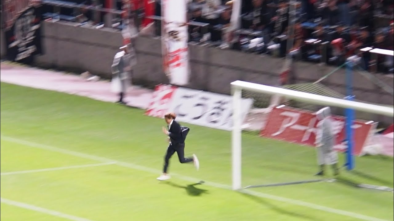 野人・岡野雅行、浦和ゴール裏に呼び出されて走る 2024年4月24日(水) ルヴァン杯 ガイナーレ鳥取 vs 浦和レッズ @ Axisバードスタジアム