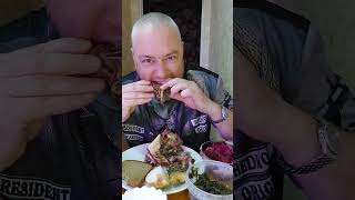 картинка: Грызу варёные говяжьи кости с горчицей и салатом из свёклы. Мукбанг. 