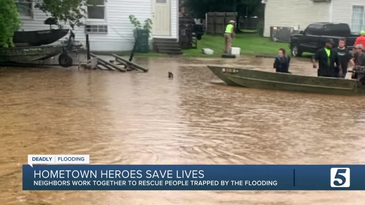 Good Samaritans in a boat rescue flood victims - YouTube