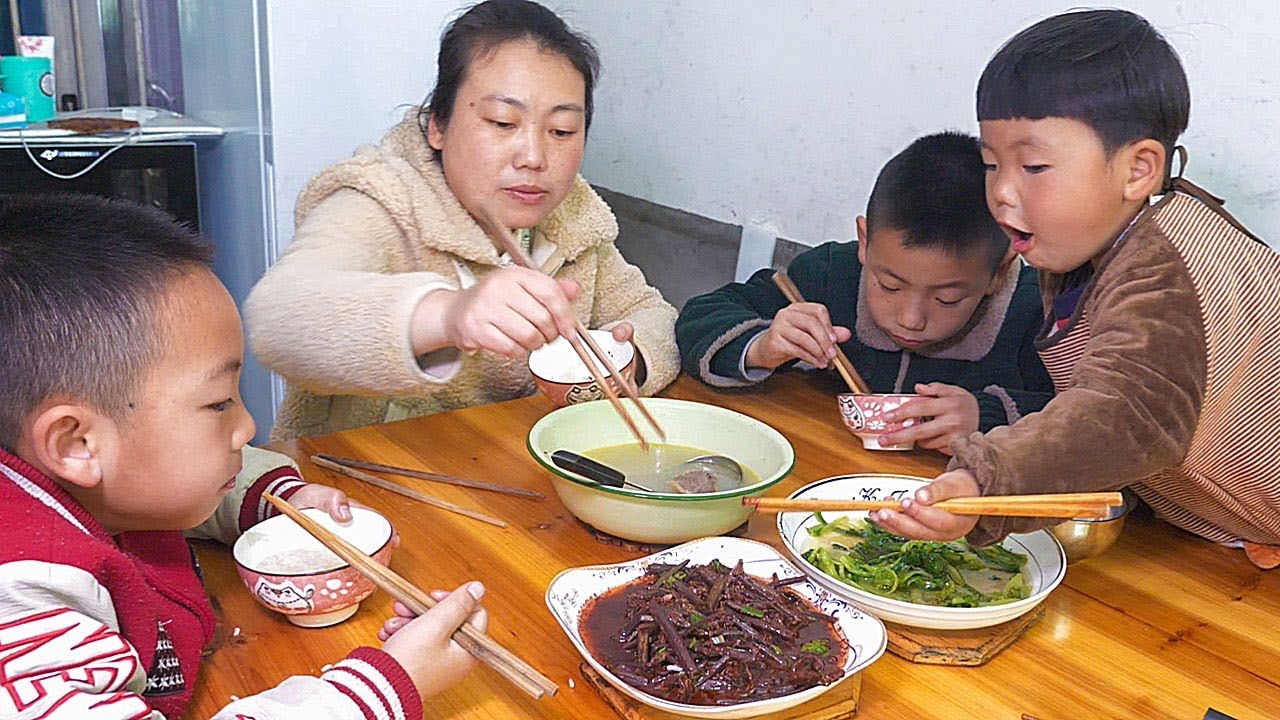 媳婦太厲害了，把蕨菜和酒糟一起炒，味道真的是特別好吃 | Saute the bracken with the wine lees and the taste is really delicious
