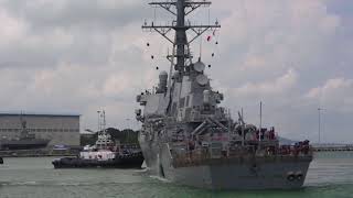 ВМС США обнародовали кадры захода поврежденного эсминца «Джон Маккейн» в порт Сингапура (ВИДЕО)
