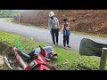 A boy and a female construction boss saved a pig seller who fell off his motorbike.