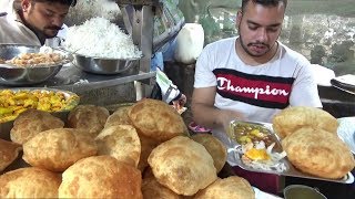 It's a Breakfast time in Amritsar Street - 2 Big Puri Chana @ 20 rs - Indian Street Food