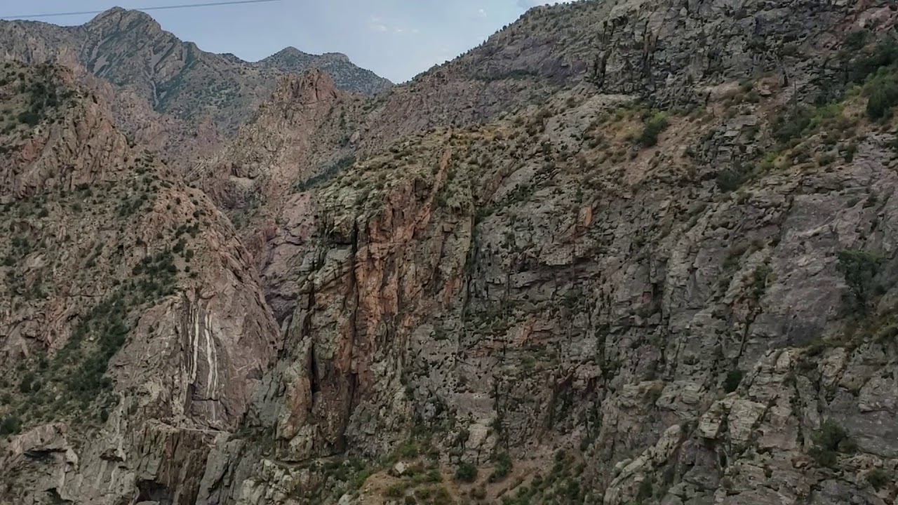 Walking across the Royal Gorge bridge(2)
