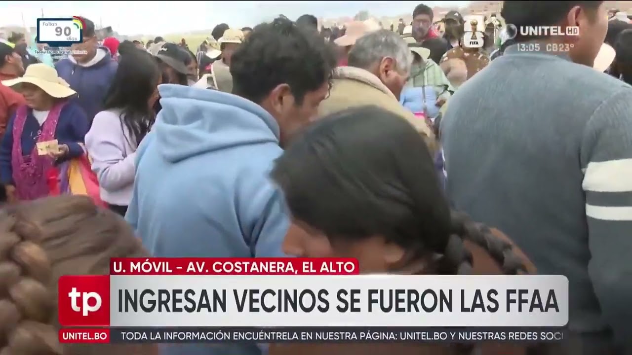 Personas escarban la tierra en busca de billetes tras accidente de avión en El Alto